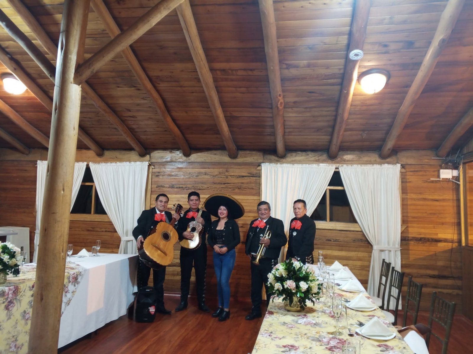 Mariachis en Quito en presentación en vivo